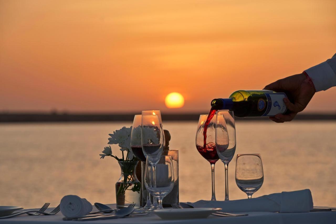 法纳尔酒店及公寓 塞拉莱 外观 照片 Sunset dinner at the beach