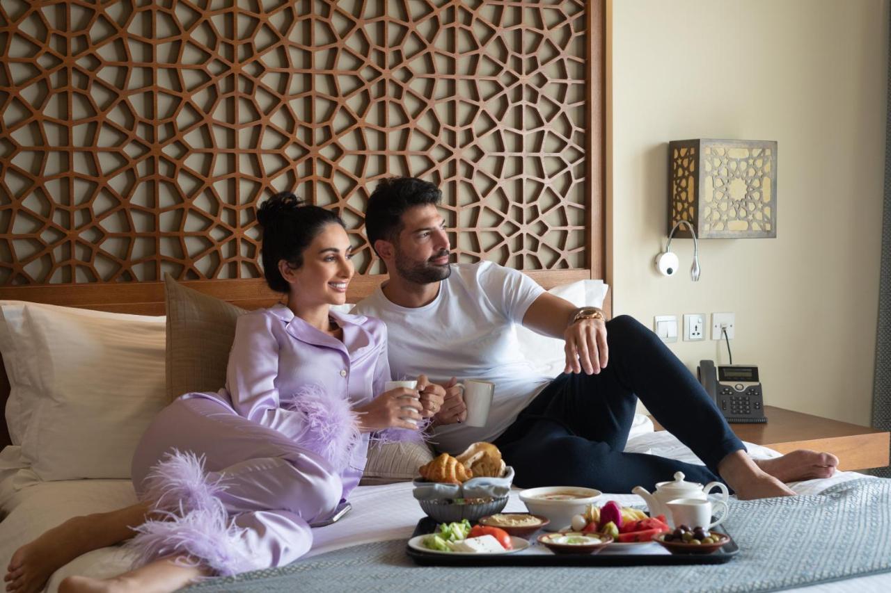 法纳尔酒店及公寓 塞拉莱 外观 照片 A couple having room service