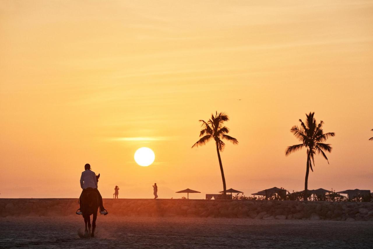 法纳尔酒店及公寓 塞拉莱 外观 照片 Sunset at Jumeirah Beach