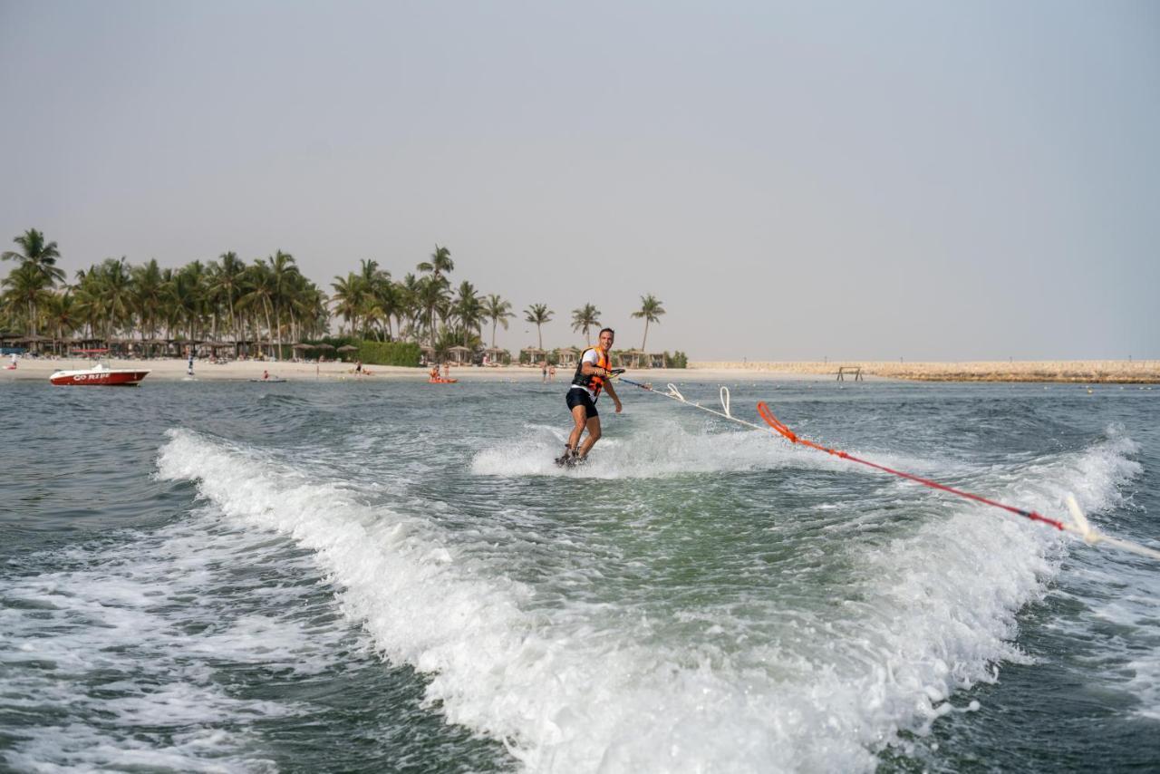 法纳尔酒店及公寓 塞拉莱 外观 照片 A water skier in Dubai