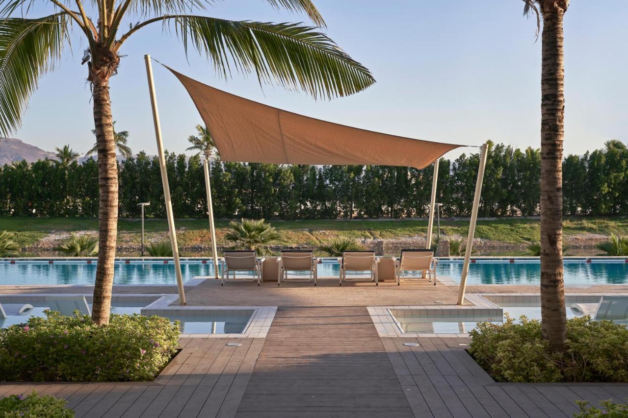 法纳尔酒店及公寓 塞拉莱 外观 照片 The swimming pool at the Four Seasons Hotel, The Palm, Dubai