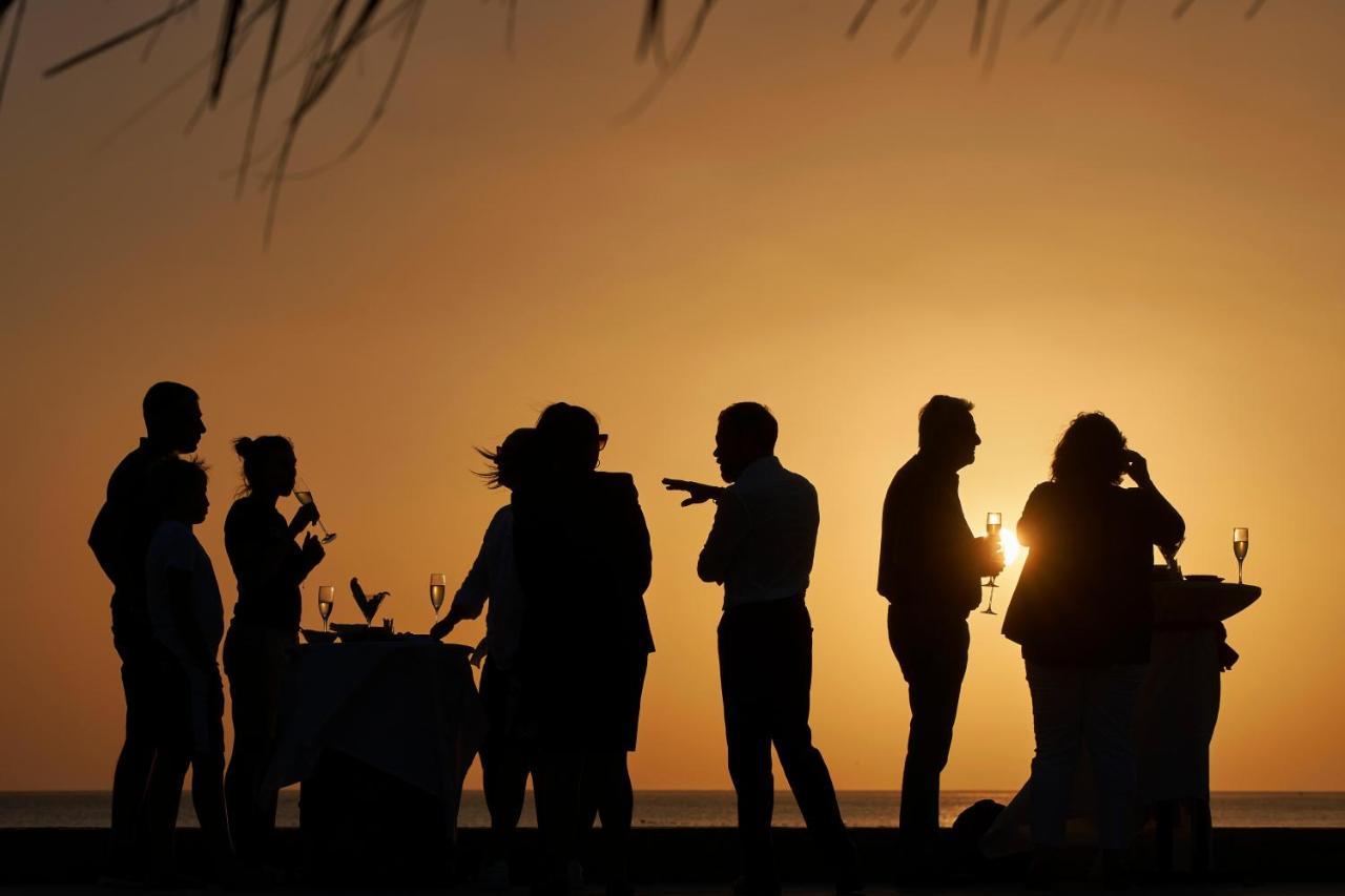 法纳尔酒店及公寓 塞拉莱 外观 照片 Sunset at the beach