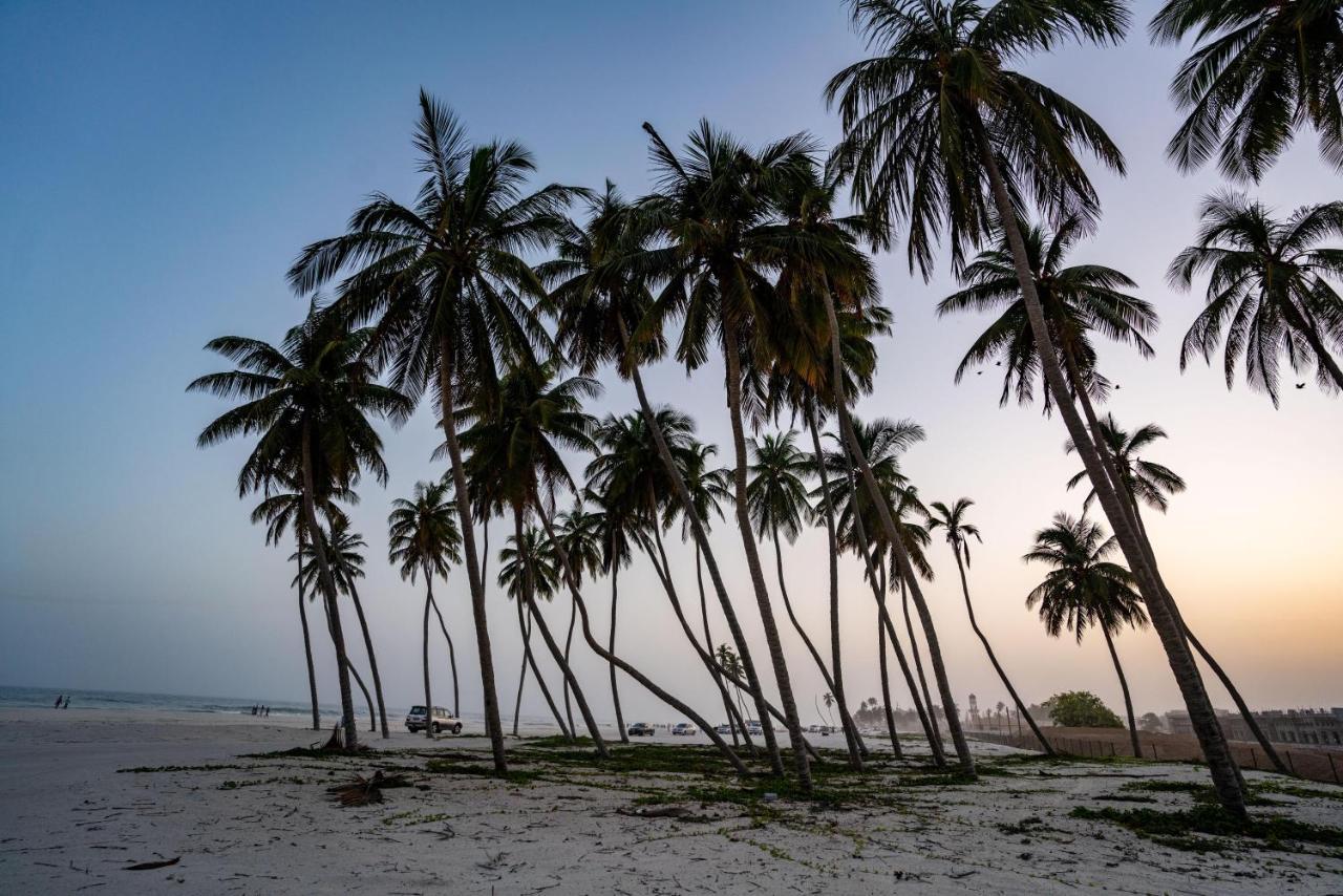 法纳尔酒店及公寓 塞拉莱 外观 照片 Palm trees on the beach of Awutu