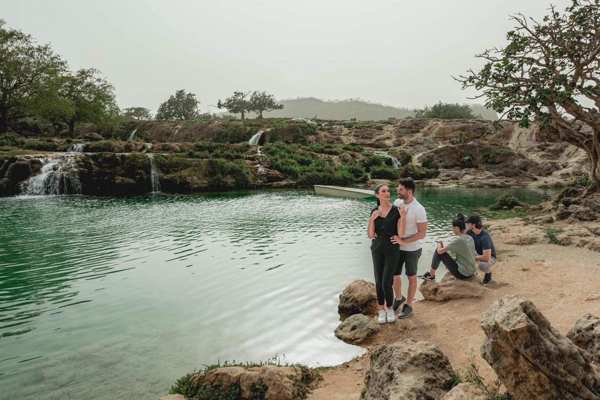 法纳尔酒店及公寓 塞拉莱 外观 照片 Tourists at the Al-Qaraa waterfall